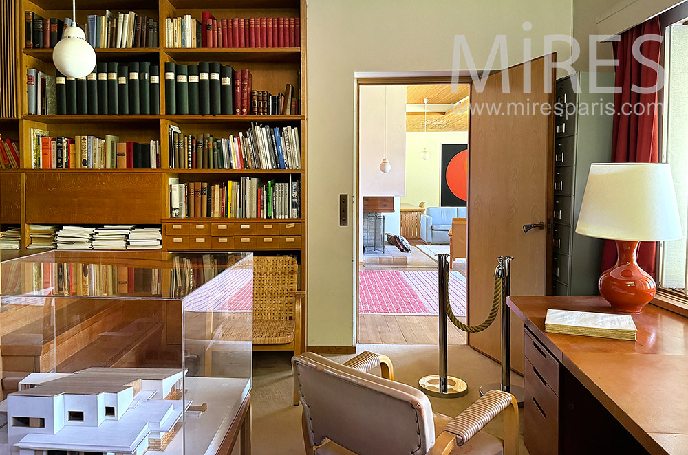 C2331 – Bureau