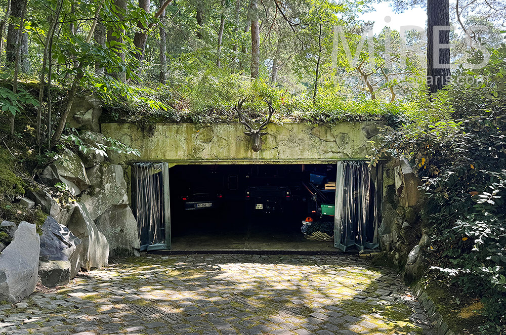 C2332 – Garage