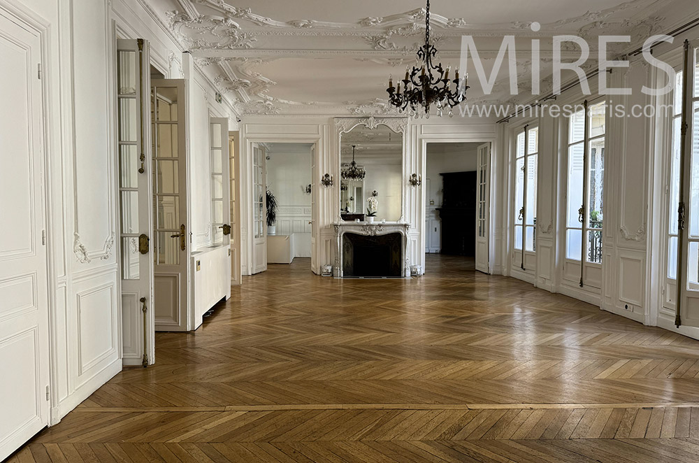 C2321 – Haussmannian apartment