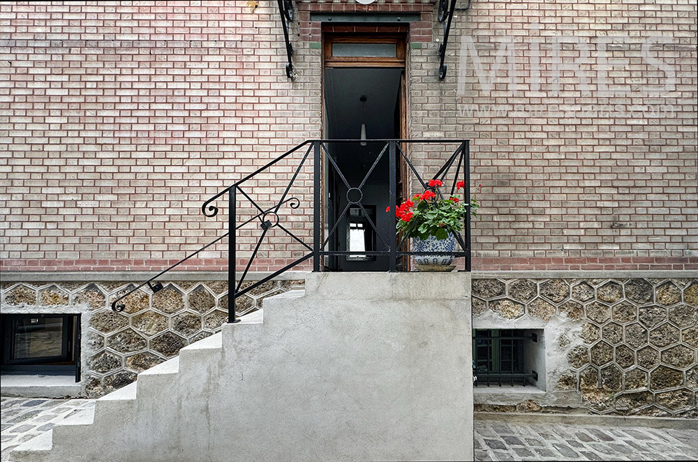 C2347 – Entrance