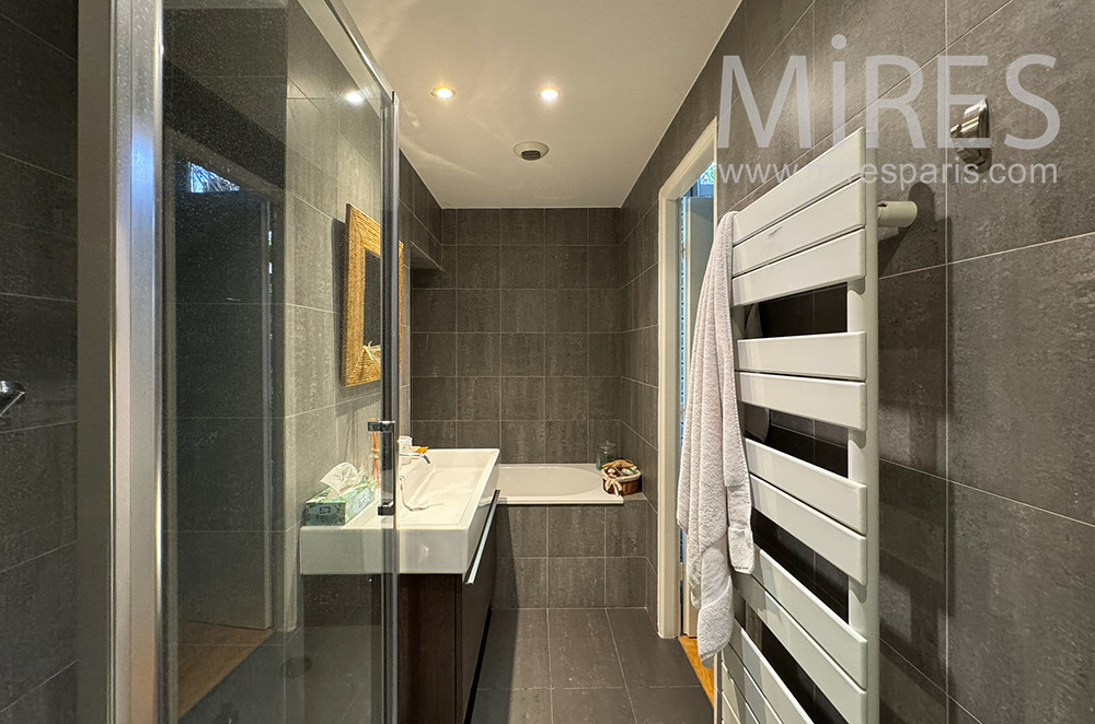 C2353 – Bathroom 2