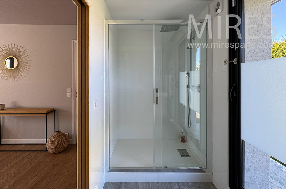 C2354 – Bathroom 1