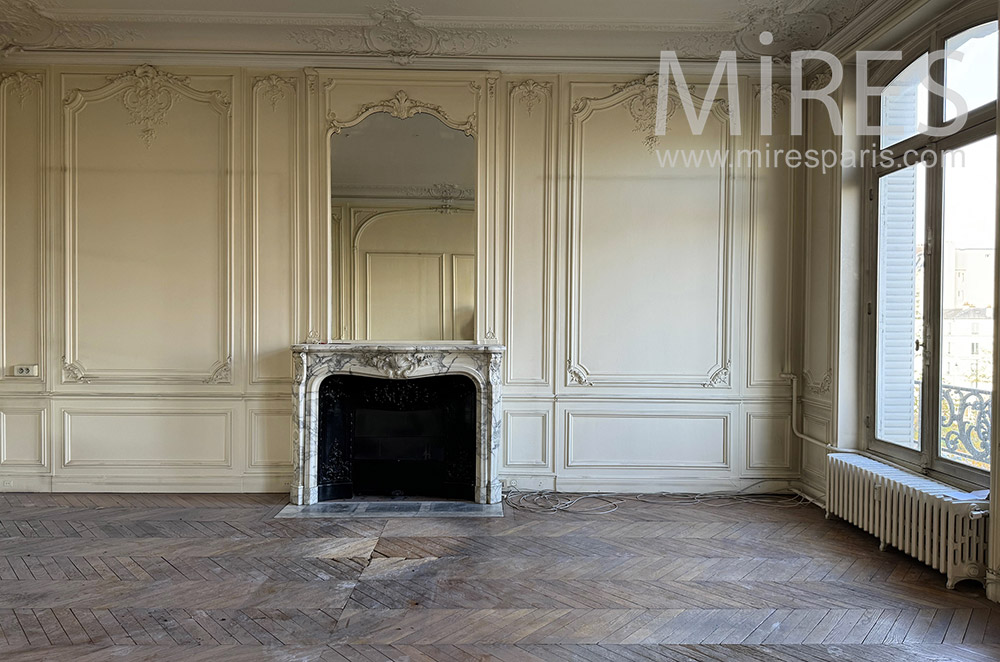 C2374 – Appartement haussmannien vide et patiné