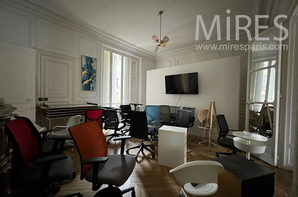 C2373 – Bureau débarras