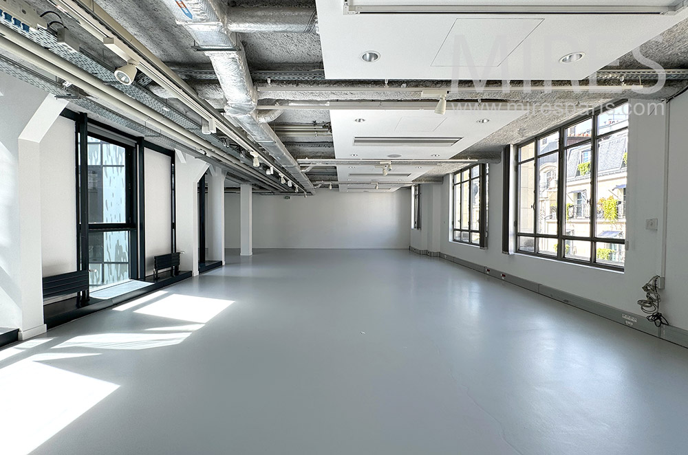 C2393 – Showroom
