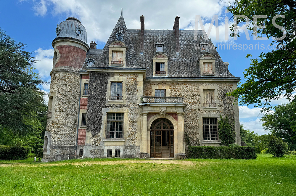 C2396 – Manoir dans son jus