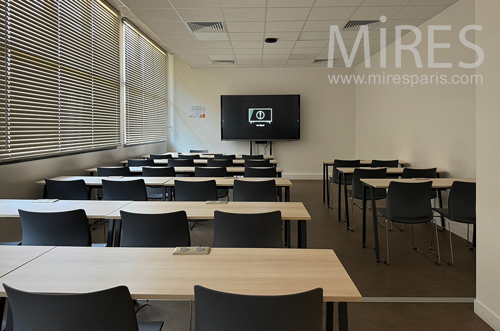 C2407 – Salle de classe 19
