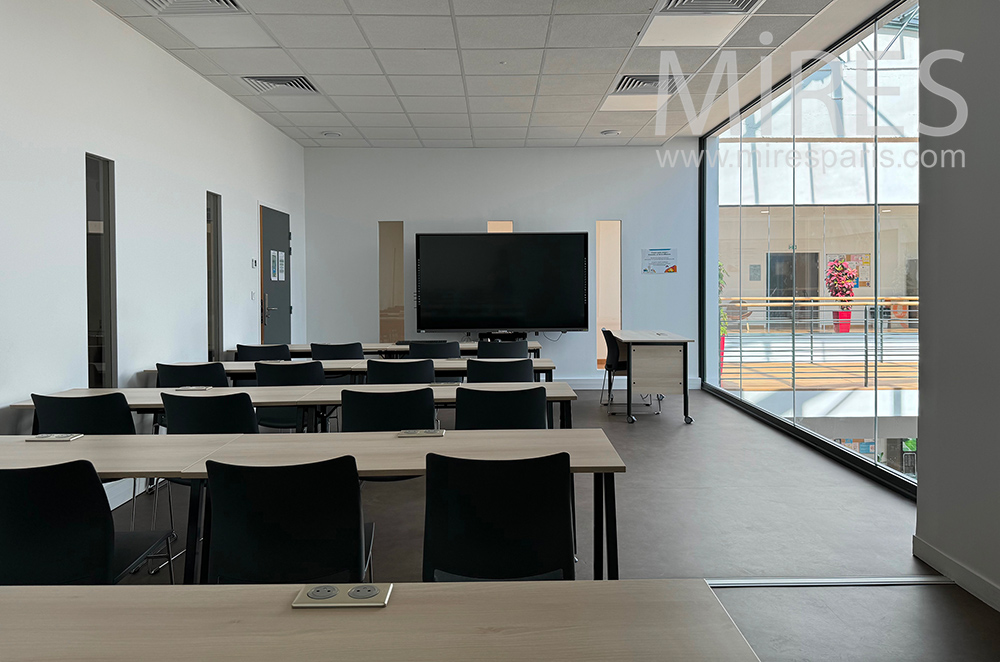 C2407 – Salle de classe 21