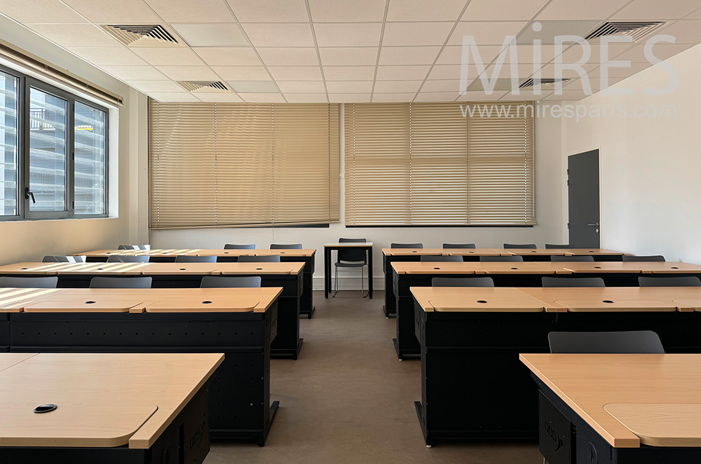 C2407 – Salle de classe 23