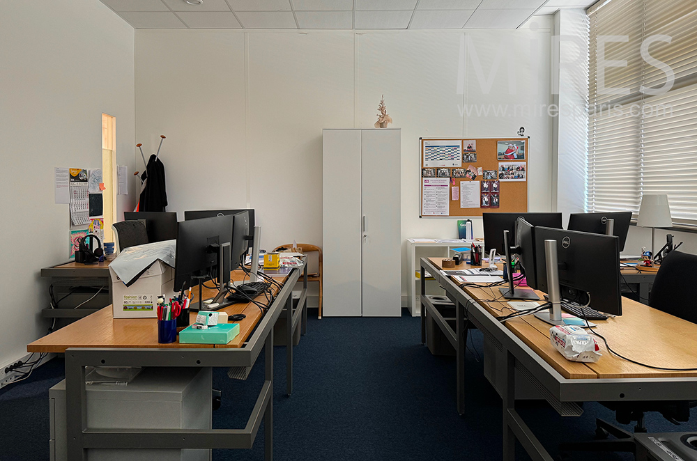 C2407 – Bureau 17